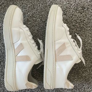 Veja V-12 sneaker size US 10 good condition